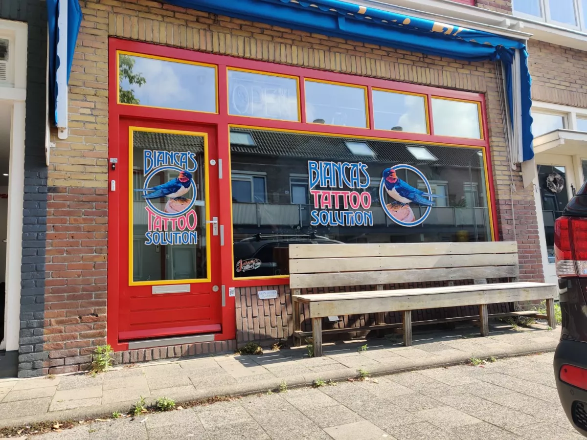 Winkelbelettering voor Biancas Tattoo Solution in Hilversum